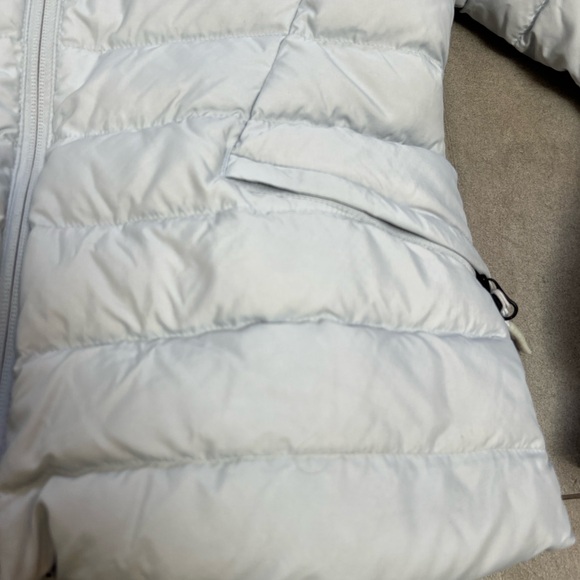 Like new! Women's Light Gray Puffer Jacket by The North Face - warm & stylish! - Picture 3 of 16